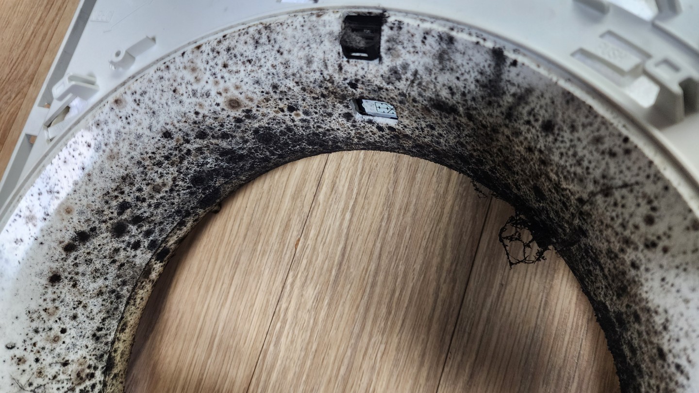 냄새나는 에어컨 곰팡이가 원인입니다.