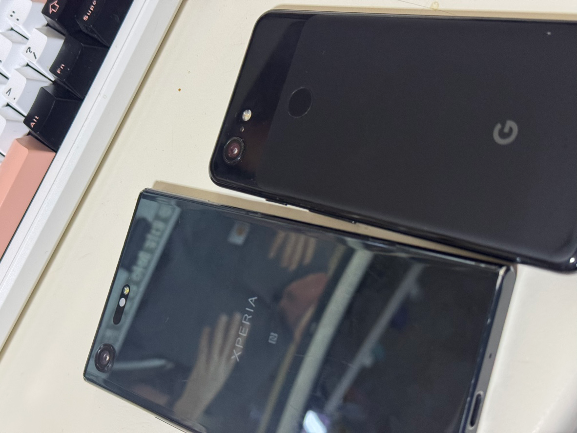 서브폰으오 소니 Xperia XZp와 구글 픽셀3 사용중입니다