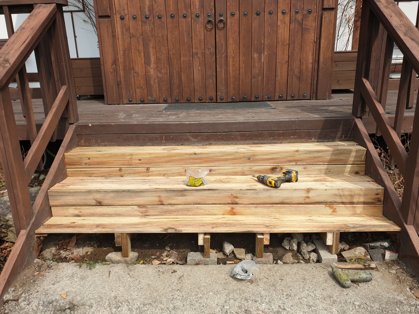 방부목 계단 설치 및 부분 수리