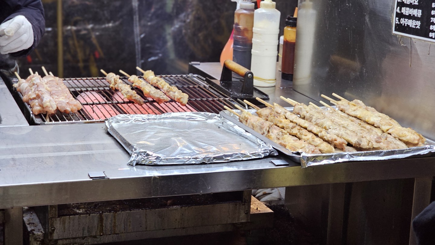 디엠1 앞에 닭꼬치