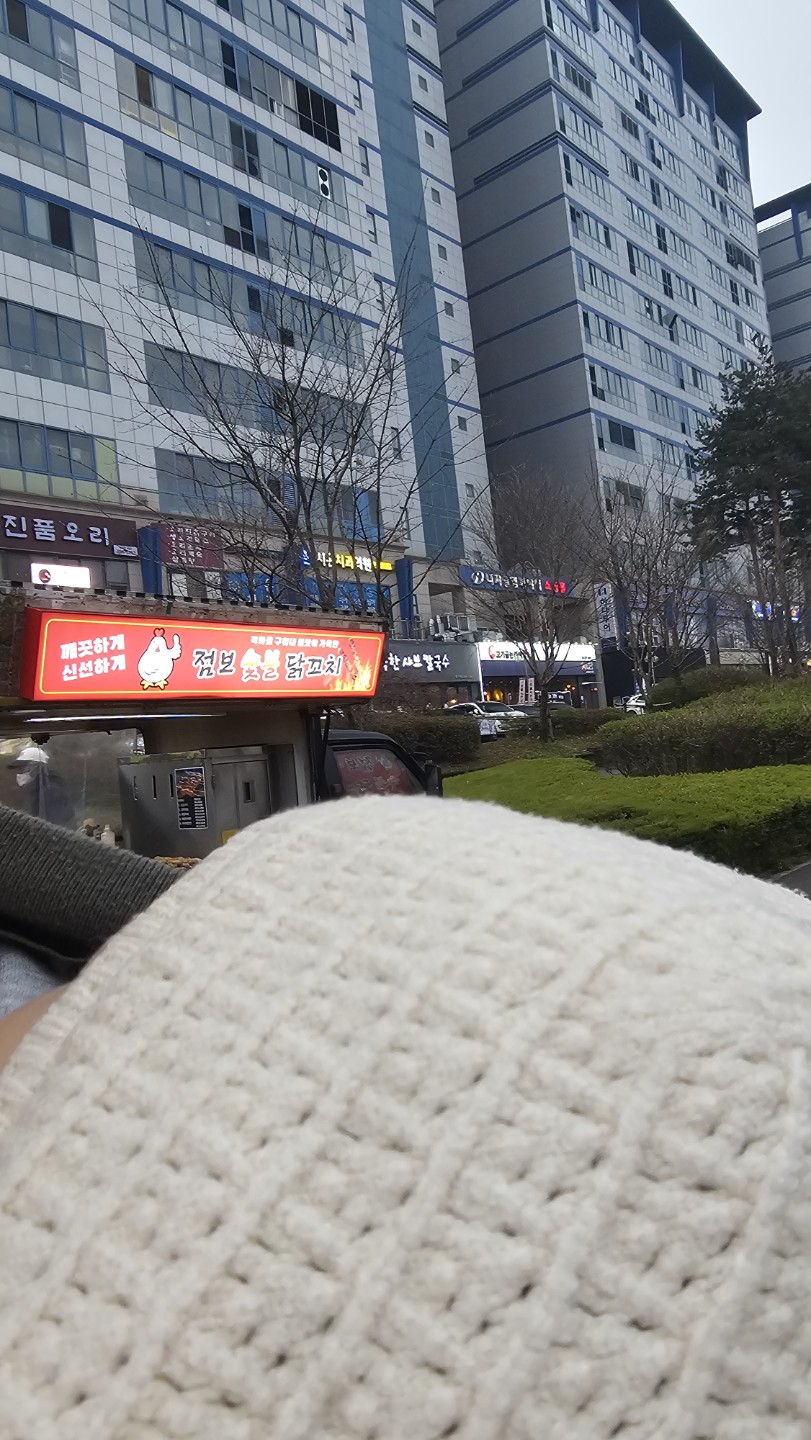 디엠1 앞에 닭꼬치