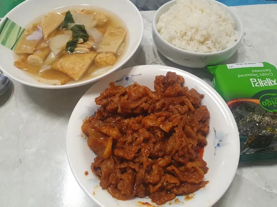 쿠팡물류 알바 다녀왔더니  와이프가 양념불고기랑 어묵탕을 끓여줬네 ㅎㅎ