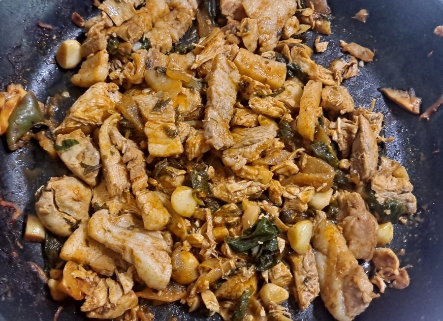 닭가슴살 먹게 할려고 돼지고기랑 같이 볶았습니다.