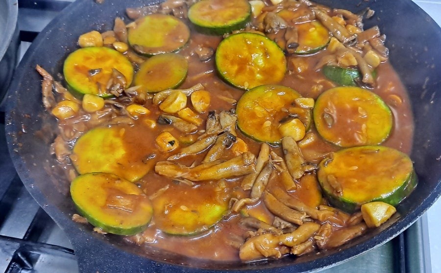 무생채 돼지 고기 찌게 끓였어요.
