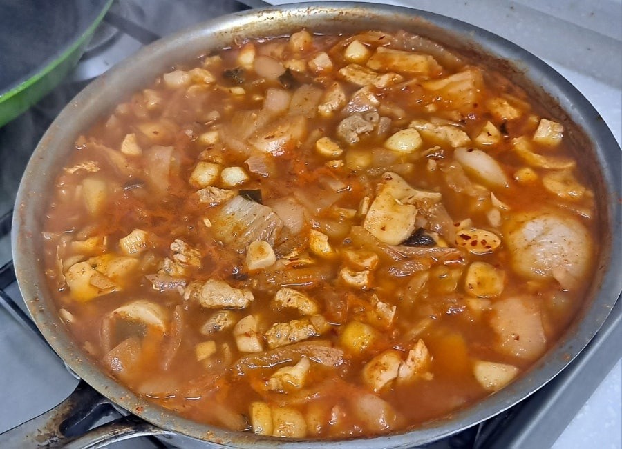무생채 돼지 고기 찌게 끓였어요.