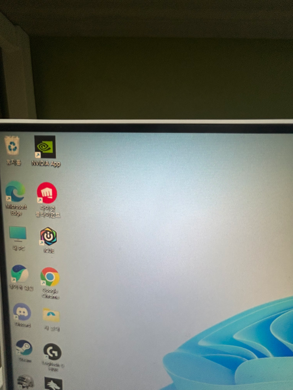 이거 모니터 오른쪽에 무슨문제가잇은걸까요 1,3번진이 오른쪽입니다 오른쪽에 이상한 검정 가