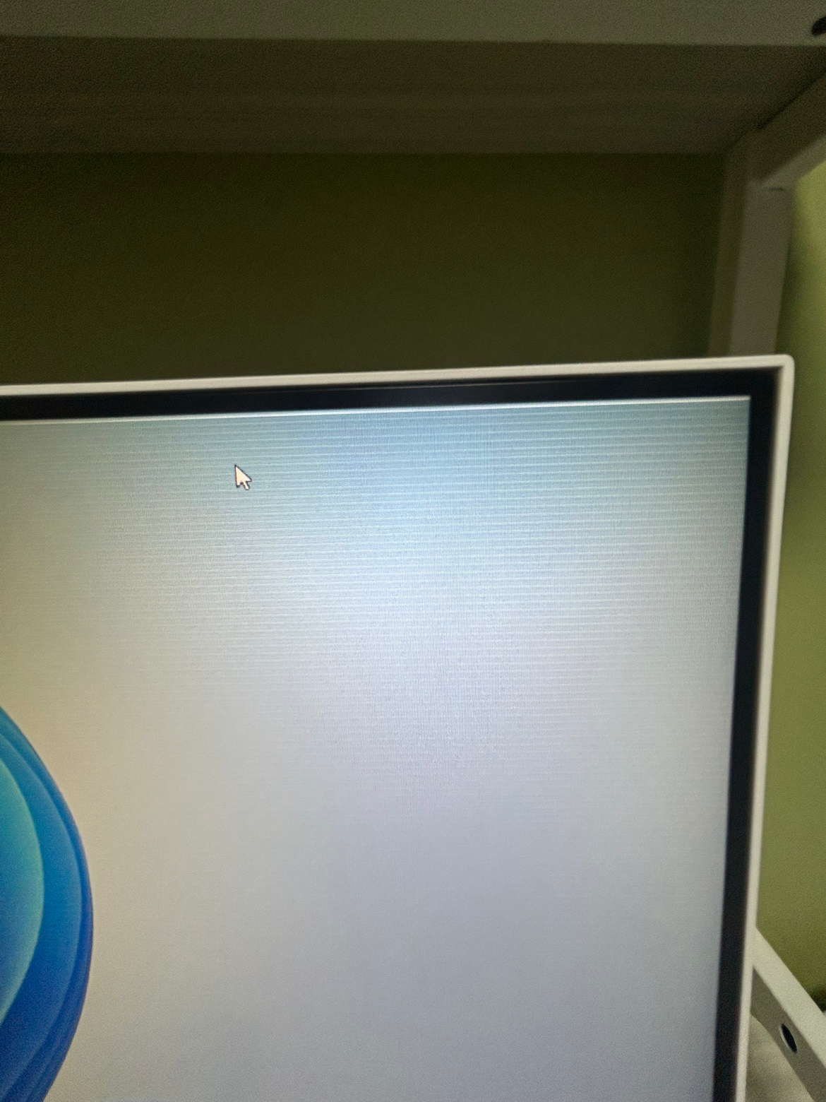 이거 모니터 오른쪽에 무슨문제가잇은걸까요 1,3번진이 오른쪽입니다 오른쪽에 이상한 검정 가