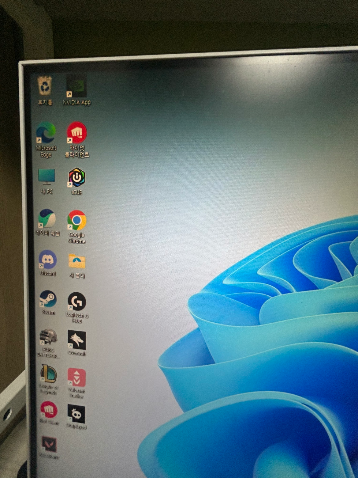 이거 모니터 오른쪽에 무슨문제가잇은걸까요 1,3번진이 오른쪽입니다 오른쪽에 이상한 검정 가