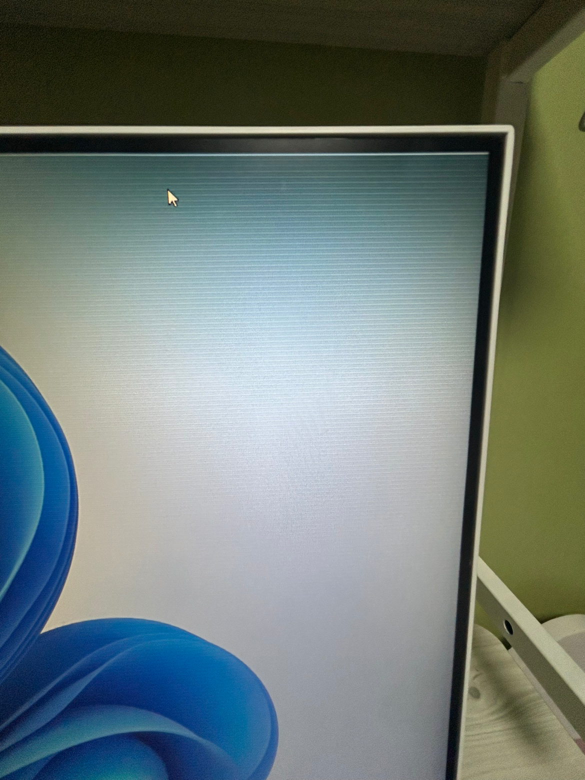 이거 모니터 오른쪽에 무슨문제가잇은걸까요 1,3번진이 오른쪽입니다 오른쪽에 이상한 검정 가