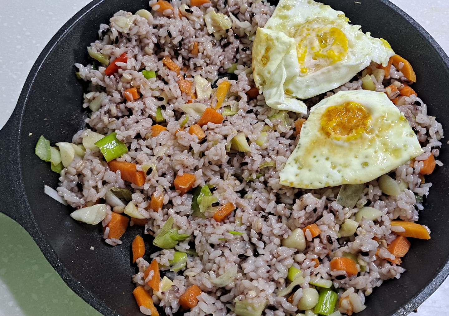 단무지 없이 만드는 양배추 볶음밥입니다.