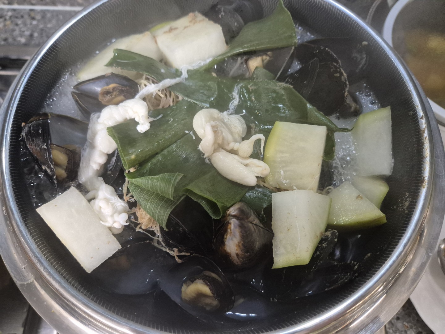 오징어 볶음과 홍합탕