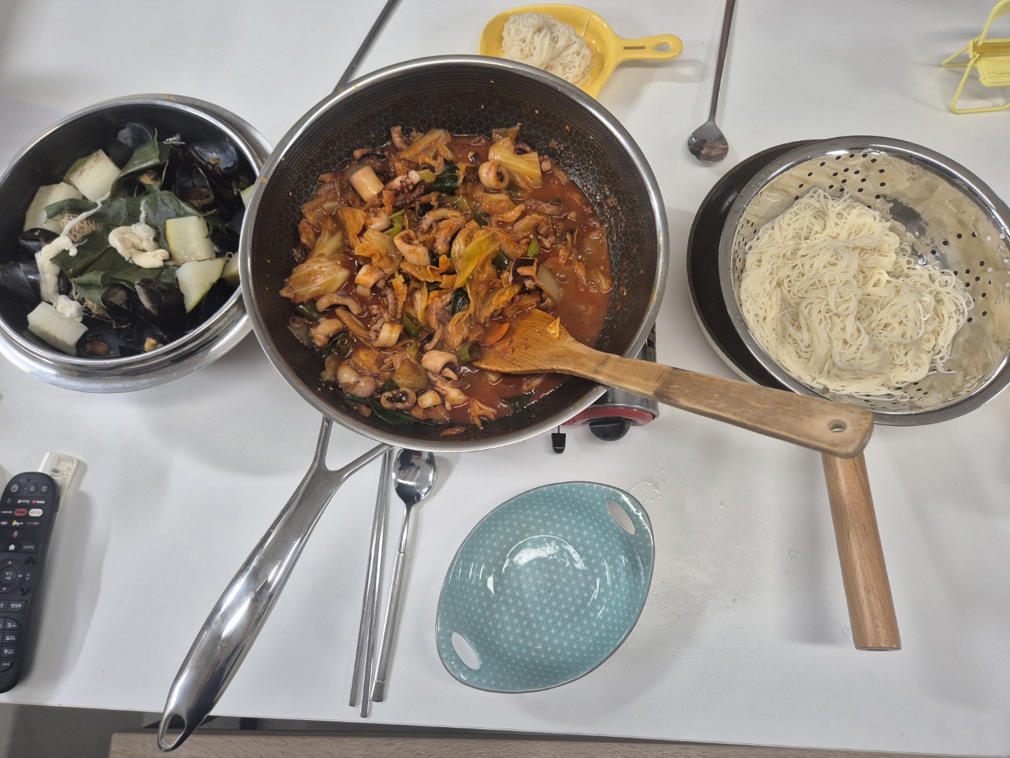 오징어 볶음과 홍합탕