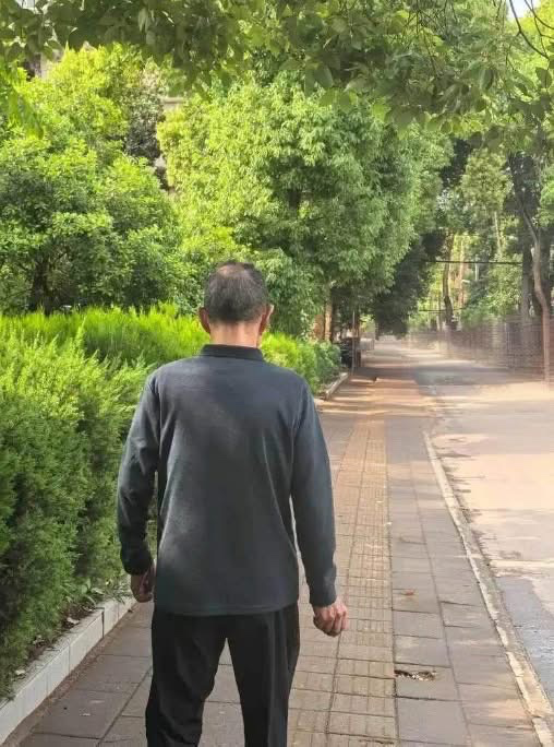 날씨가 더워지니 집을 나가는 일 잦아지네요.