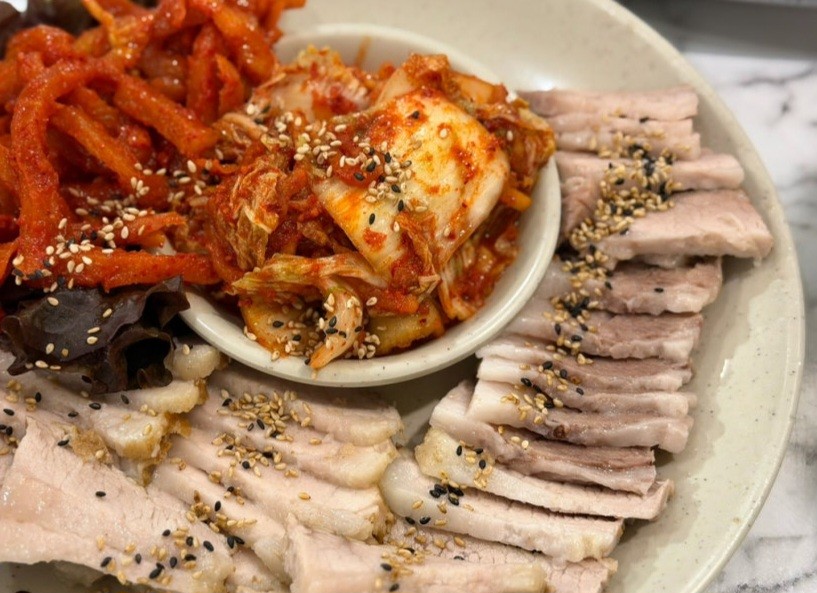 돼지수육에~