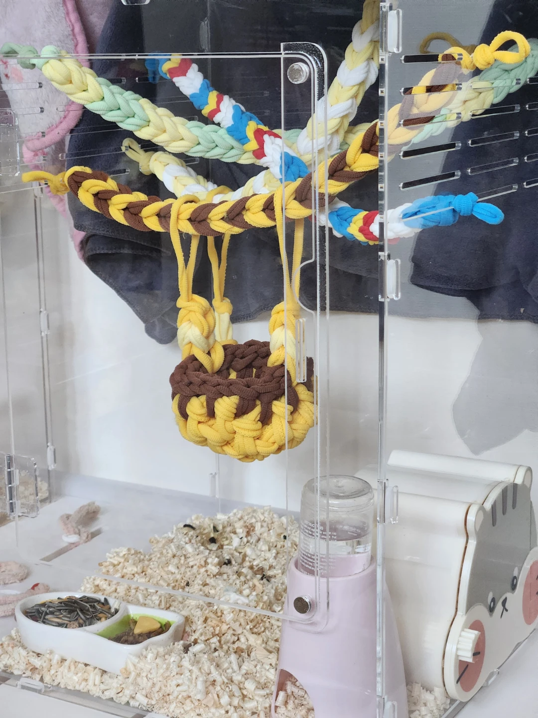 저희 큰 아주머니가 이쁘게 잘자라고 있는 방입니다.