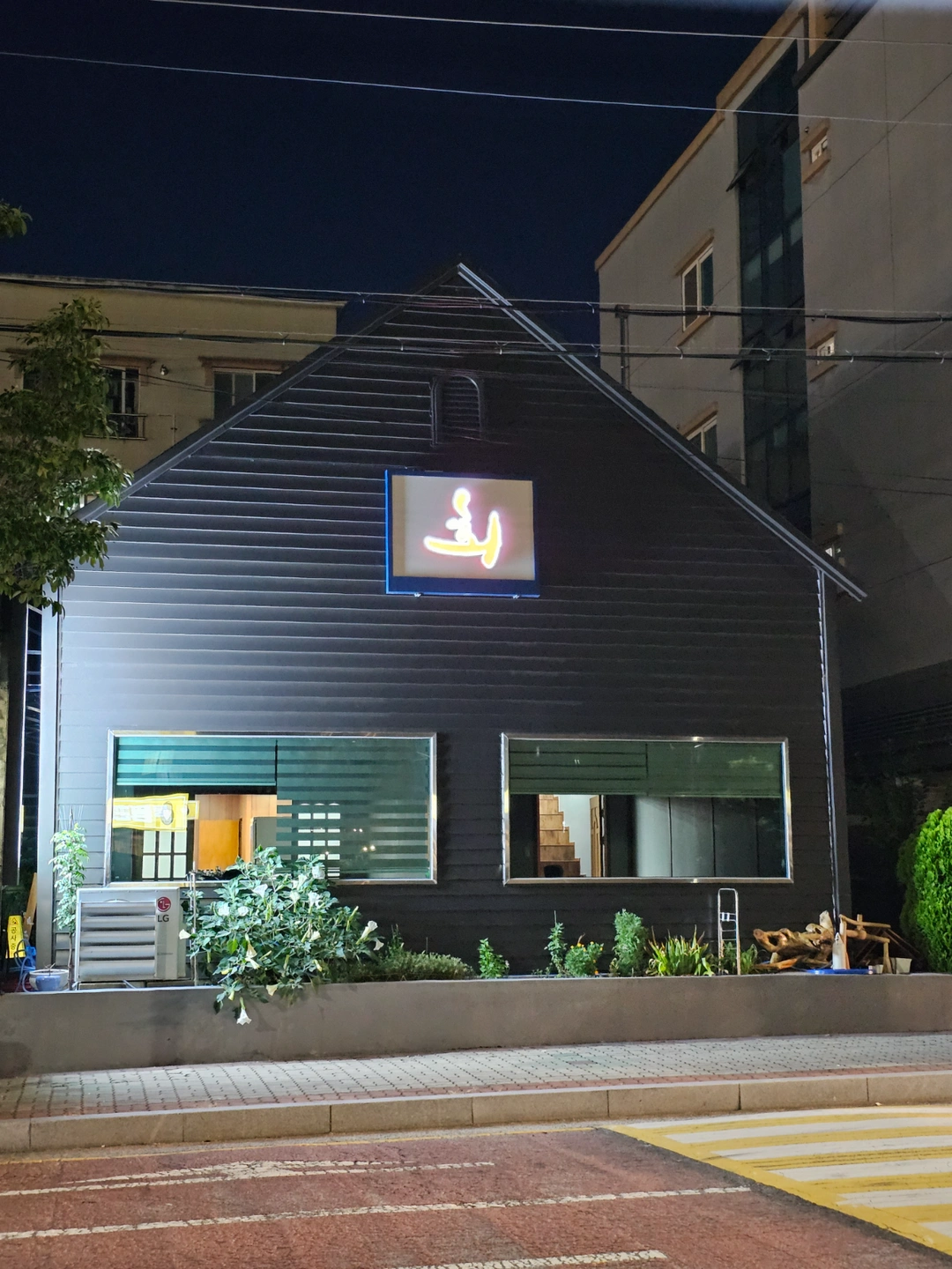 석적) 회사랑 홀서빙 한분 구해봅니다.