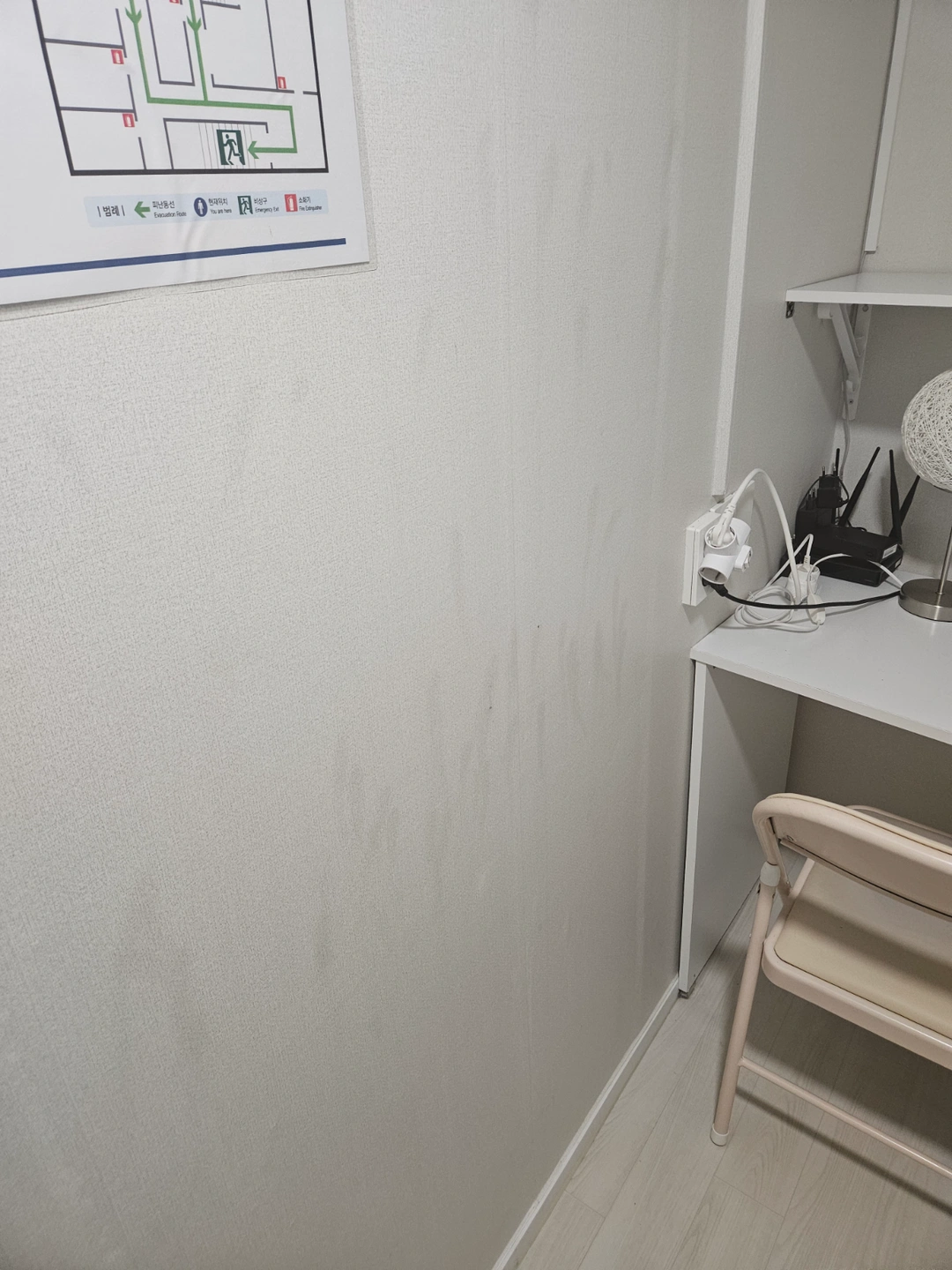 벽한면 닦기 및 책상 상판 뒤집어 나사 고정 설치