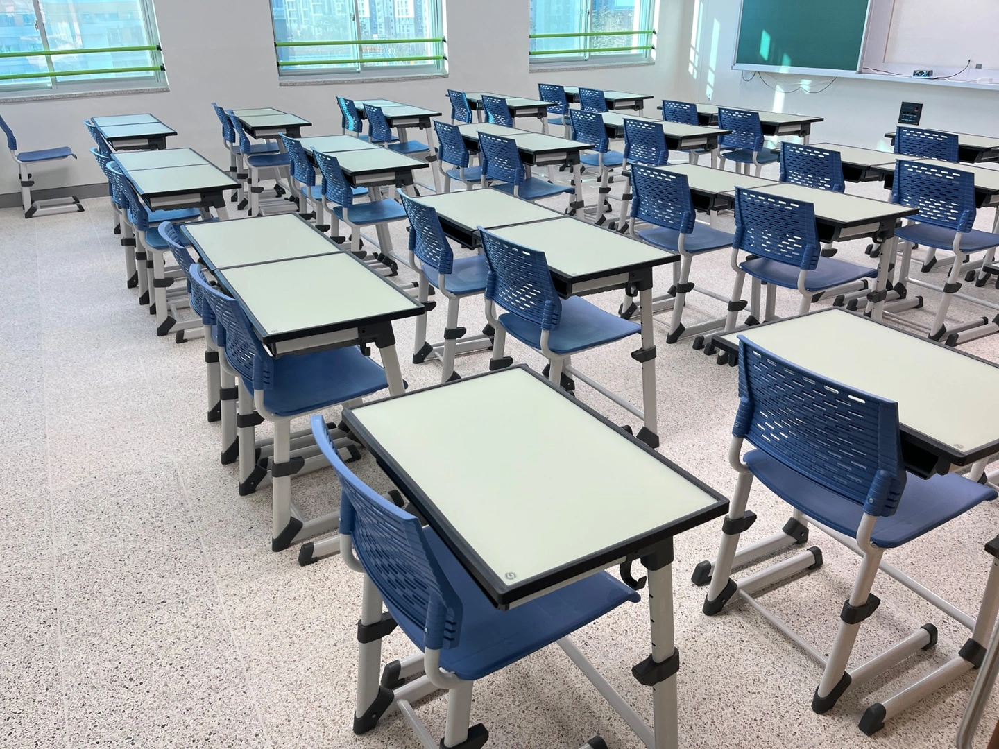 학교 교실 책상 복도로 나르기