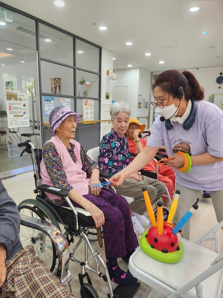 물리치료사와 요양보호사 구인 공고 썸네일