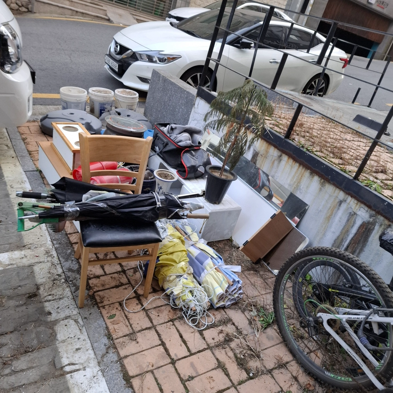아파트단지내 쓰레기 버리실분