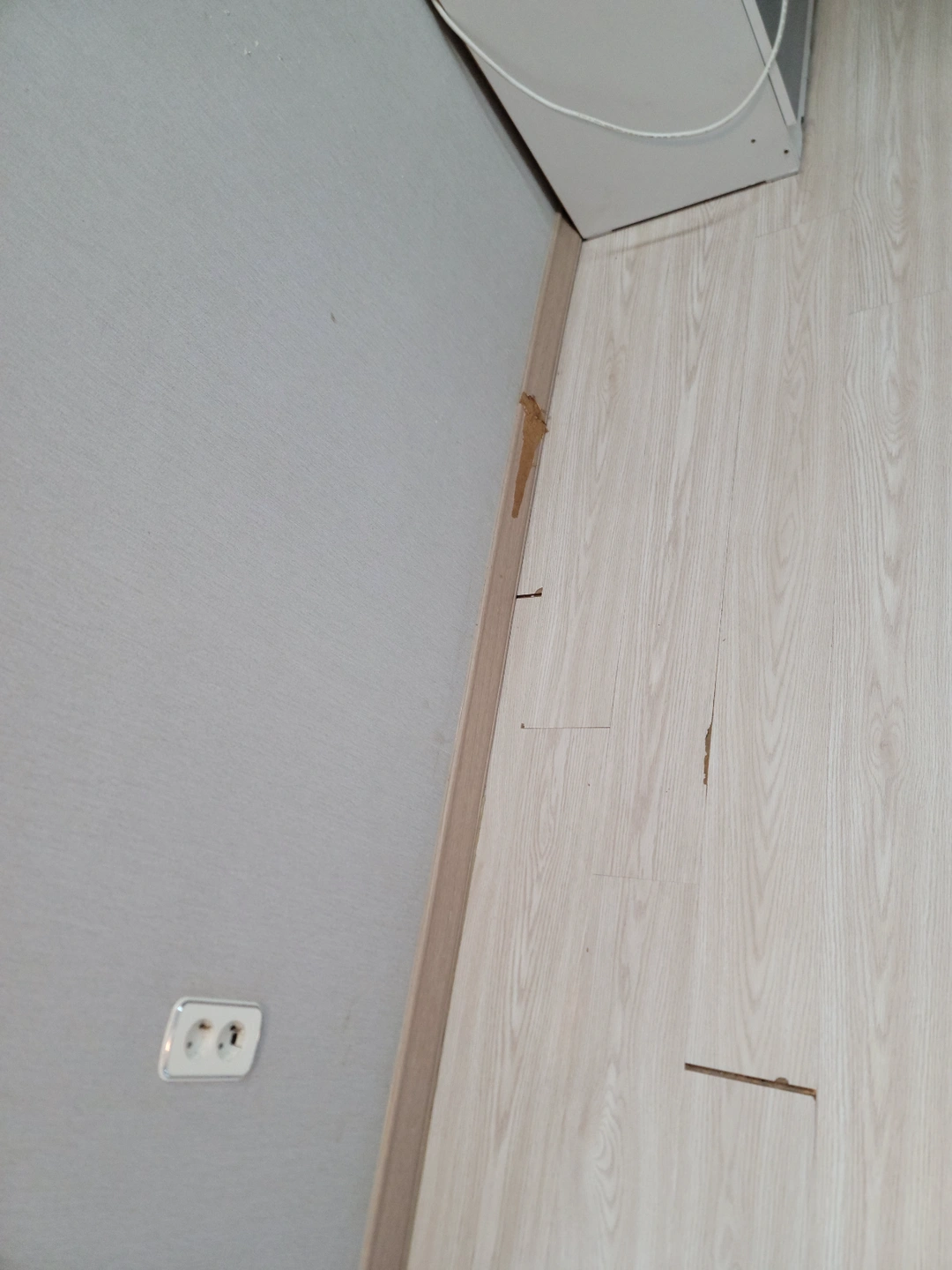 걸레받이 손상 된거 수리 해주실분 구합니다.