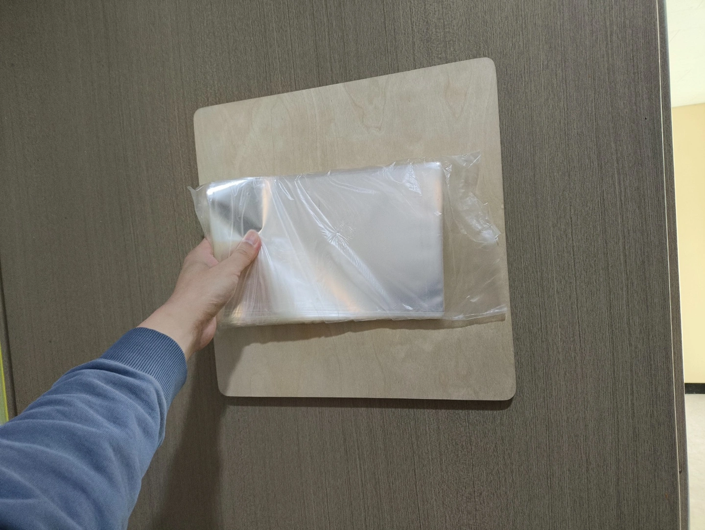 목공 접착재로 붙은 나무현판 두개 떼어주세요