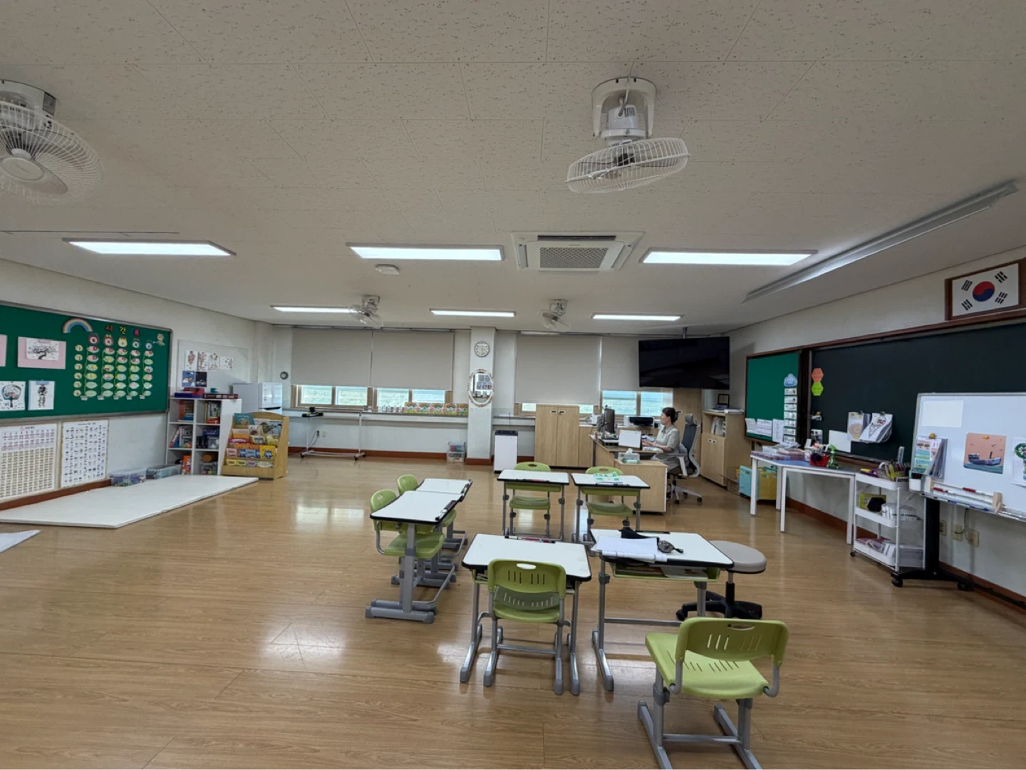 학교 교실3개 칠판3철거 외 게시판 철거 도와주실분