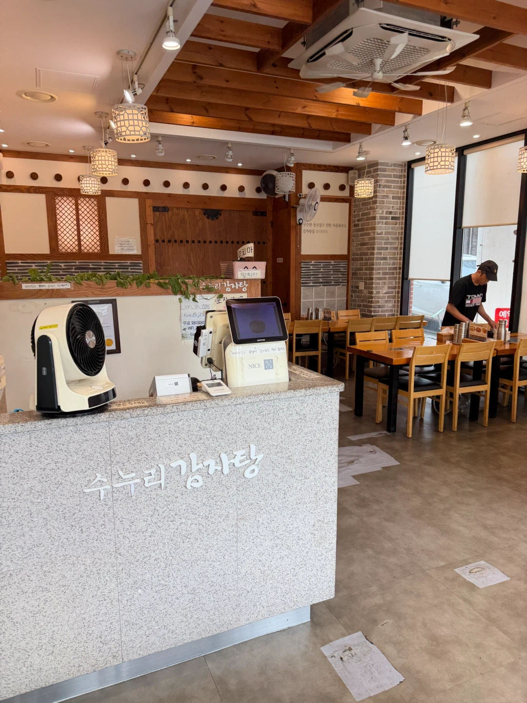 감자탕 가게에서 홀직원, 주방 직원 채용!