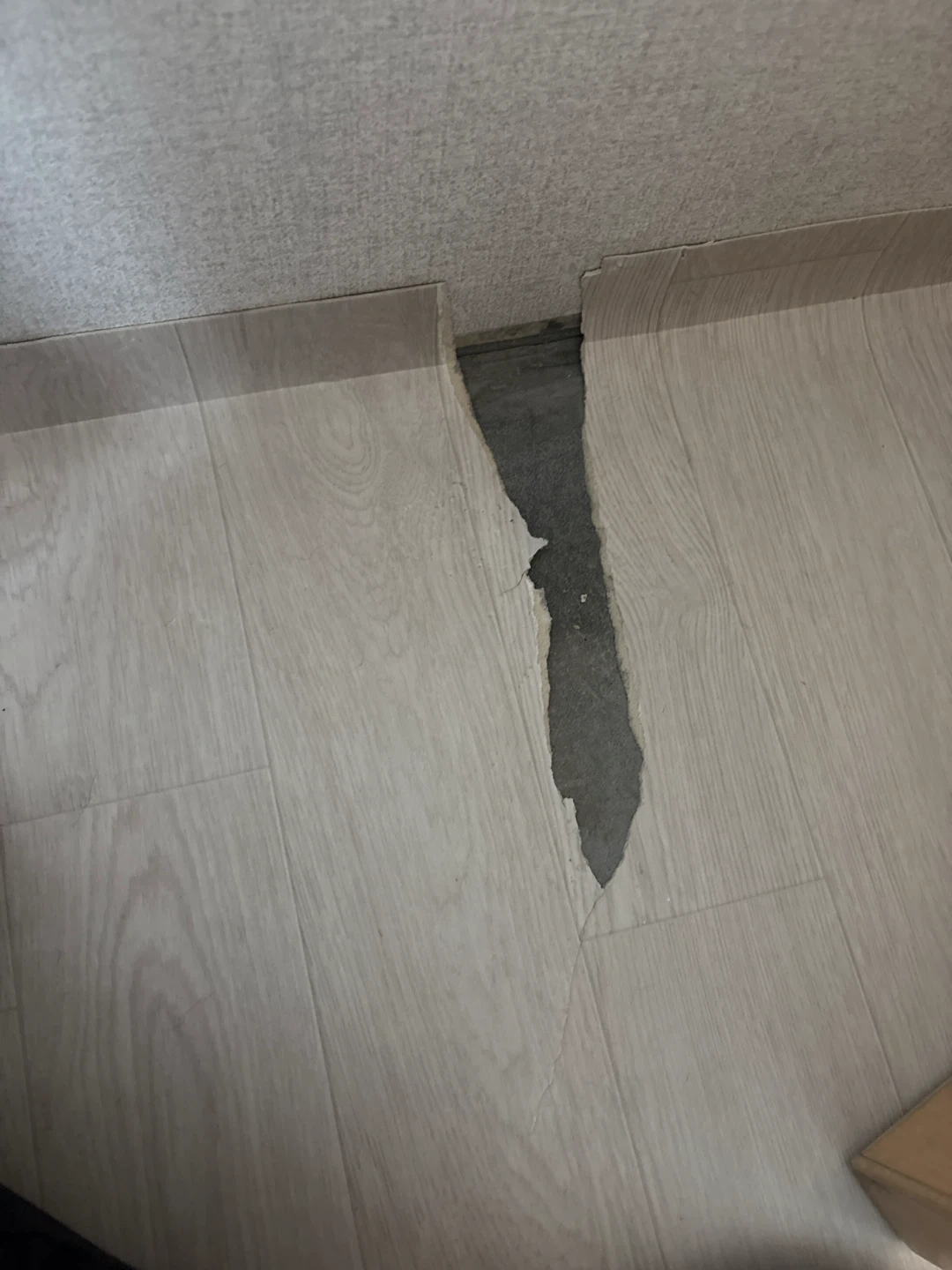 장판 찢어짐 부분 보수 부탁드립니다..ㅠ