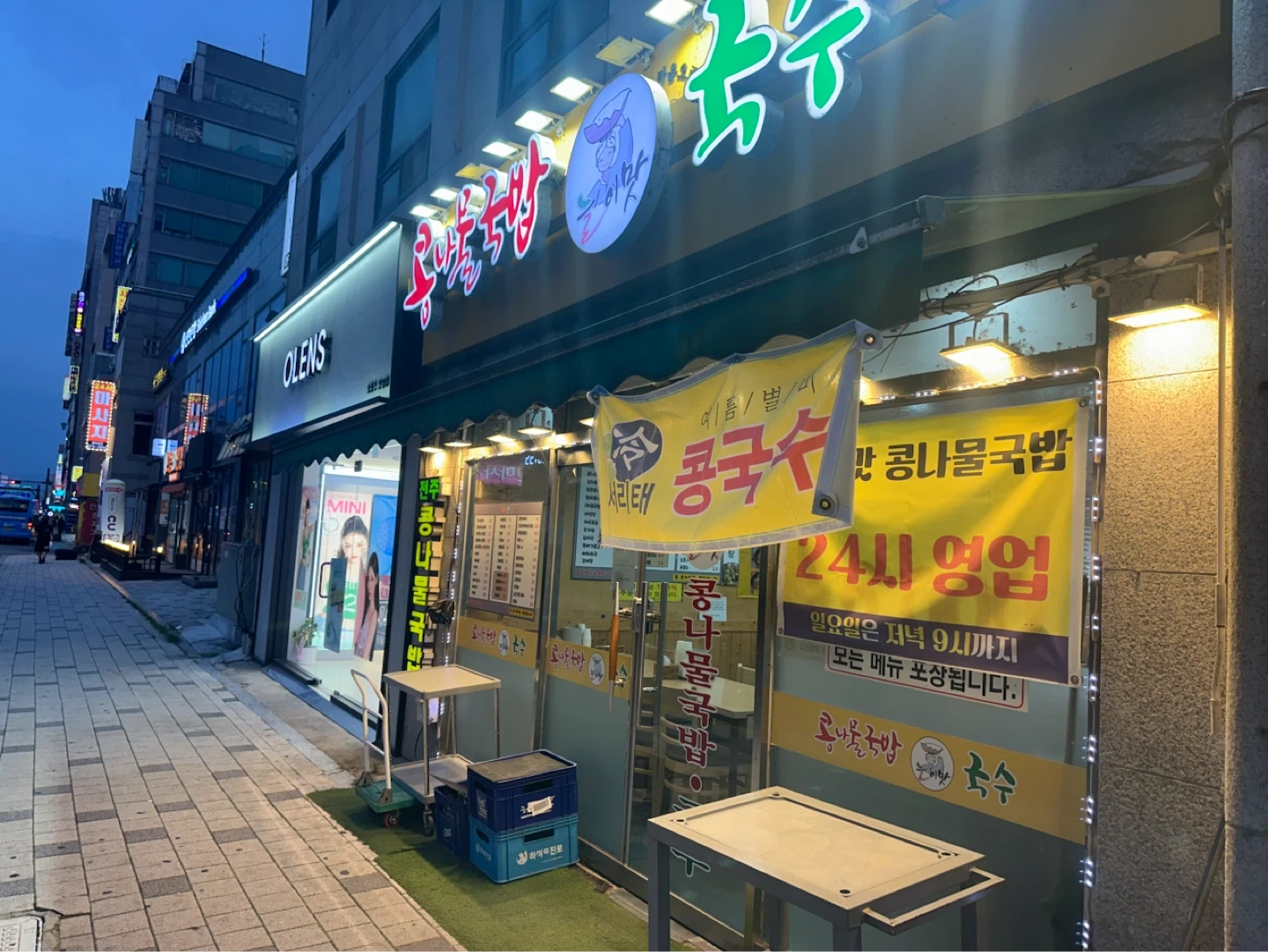 주간 풀타임 홀서빙, 야간 하프타임 홀서빙 구합니다.