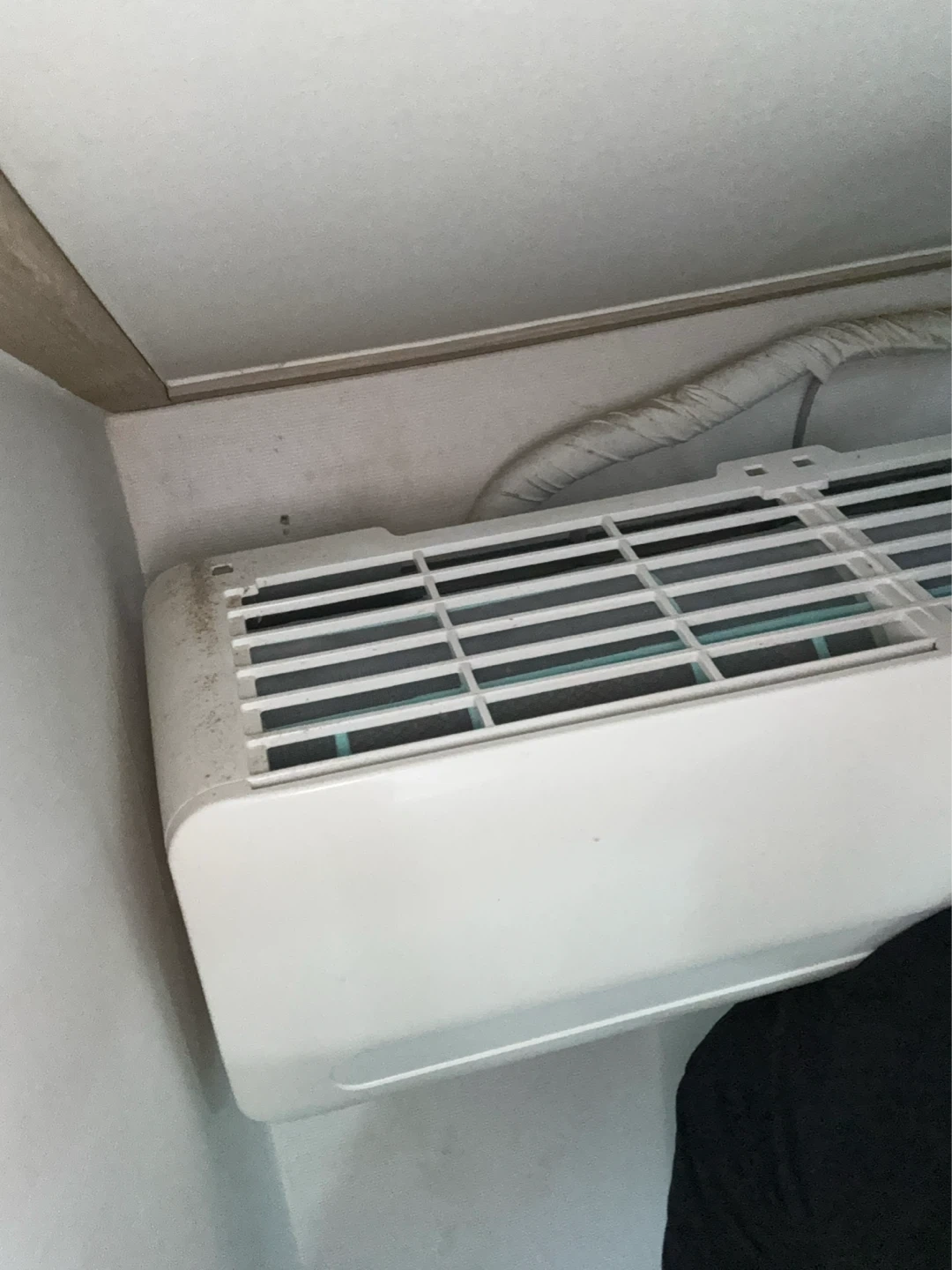 벽걸이 에어컨 고정 설치