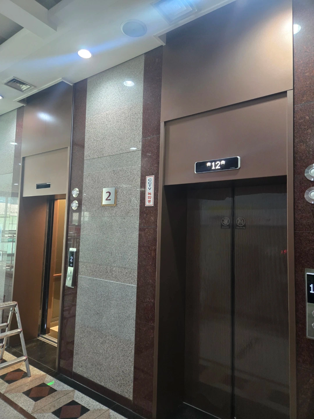 엘레베이터 삼방틀 설치 조공 급구합니다.