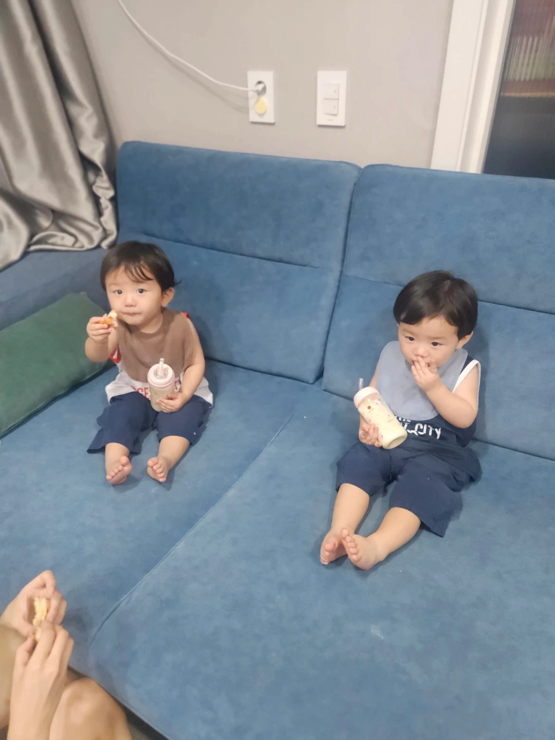 쌍둥이 아기 돌봄