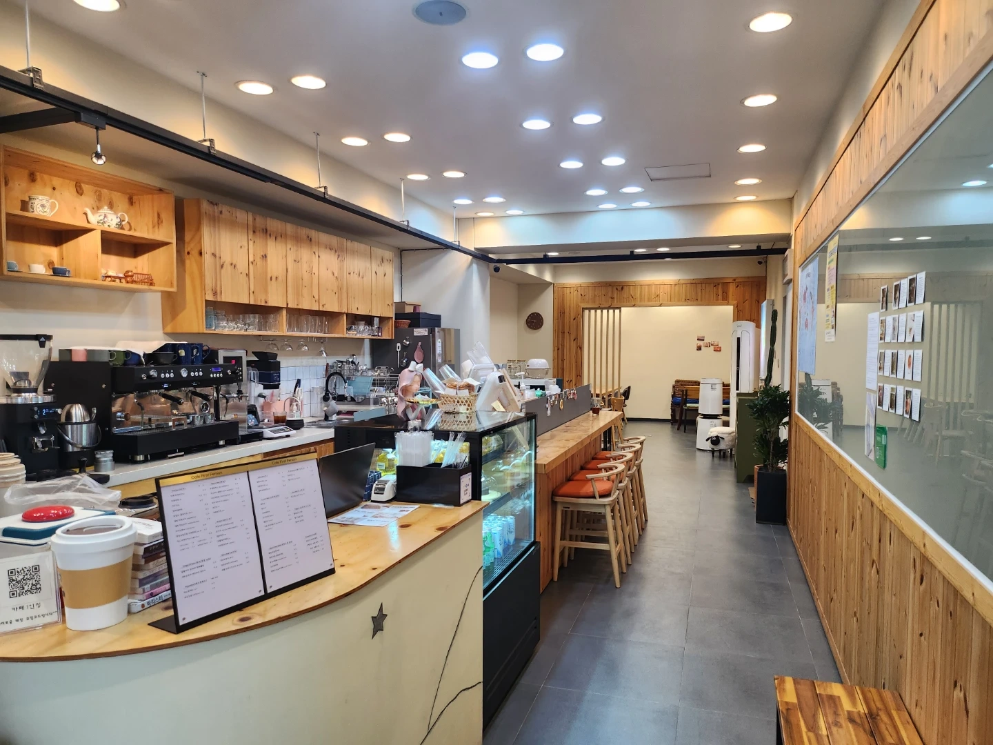 카페 평일 점심 아르바이트 구인합니다.