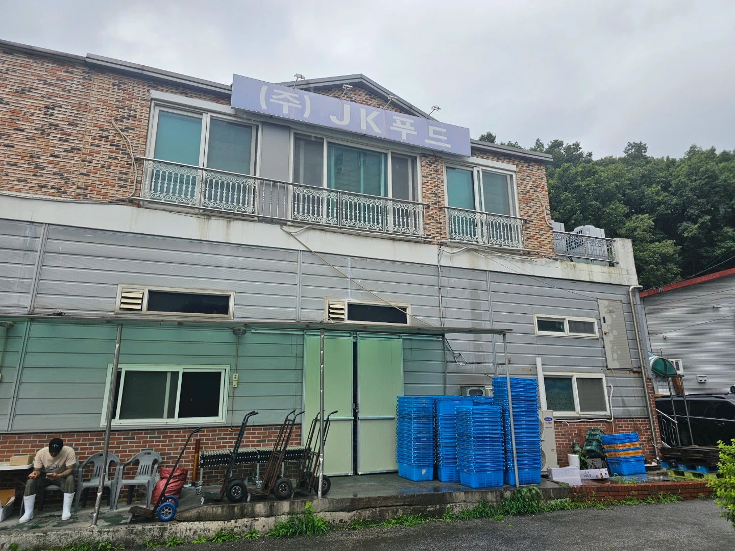 돼지 족발 및 등뼈 등 가공 작업