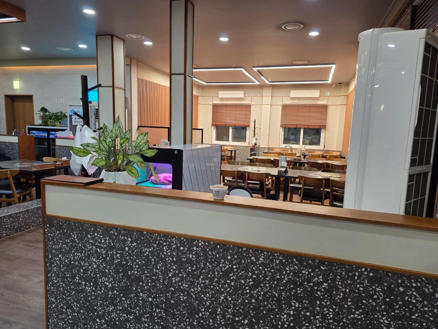 홀서빙 직원을 구합니다