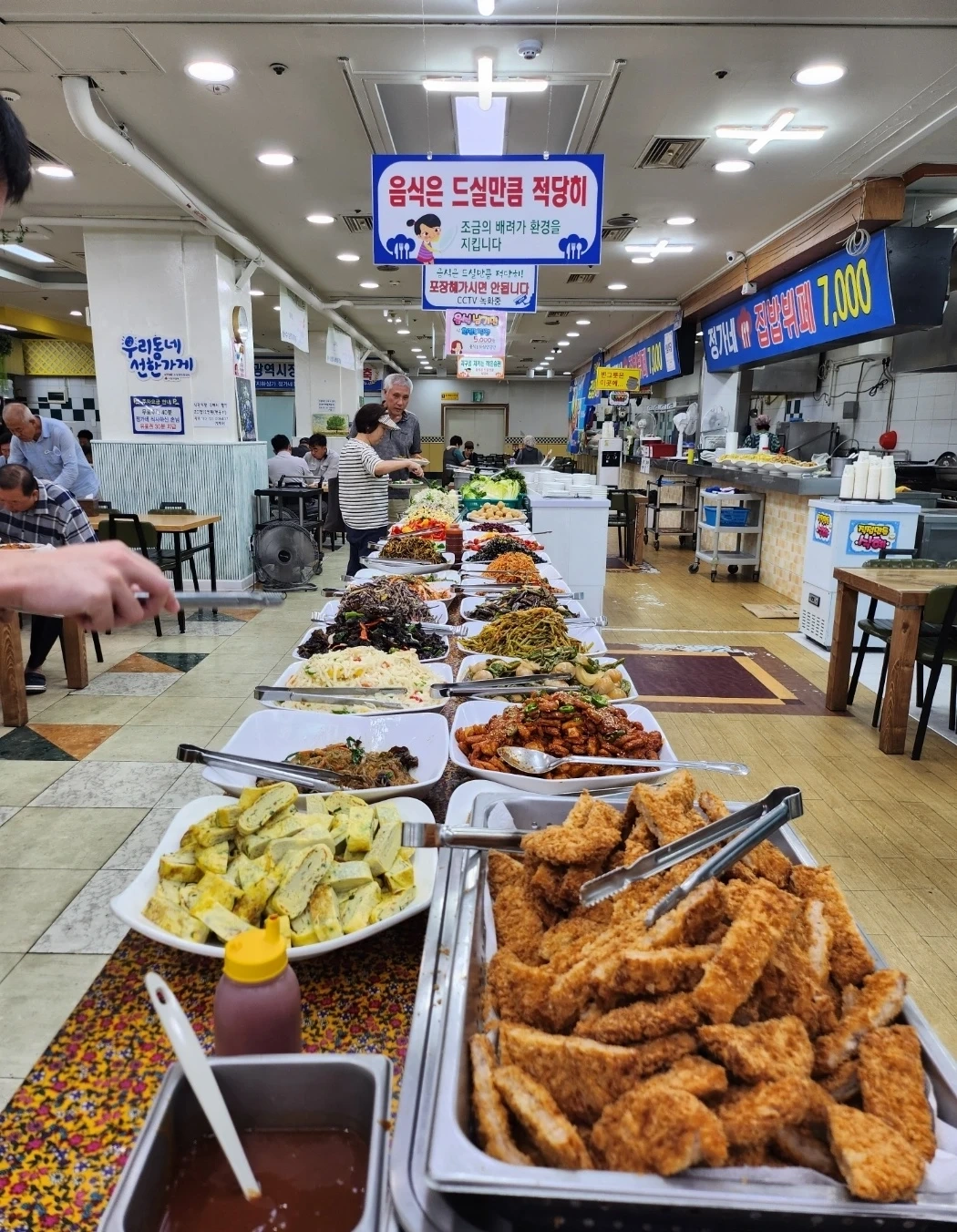 주말(토,일) 홀직원을 구합니다.