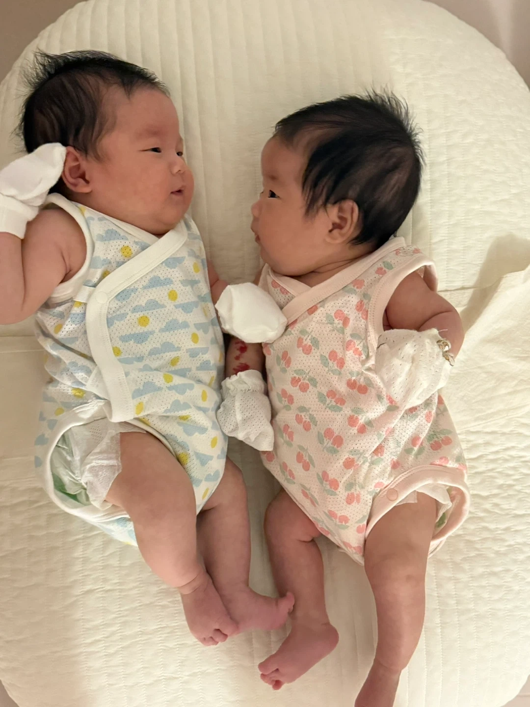귀여운 13개월 자매쌍둥이 같이 돌봐주실분 구합니다.