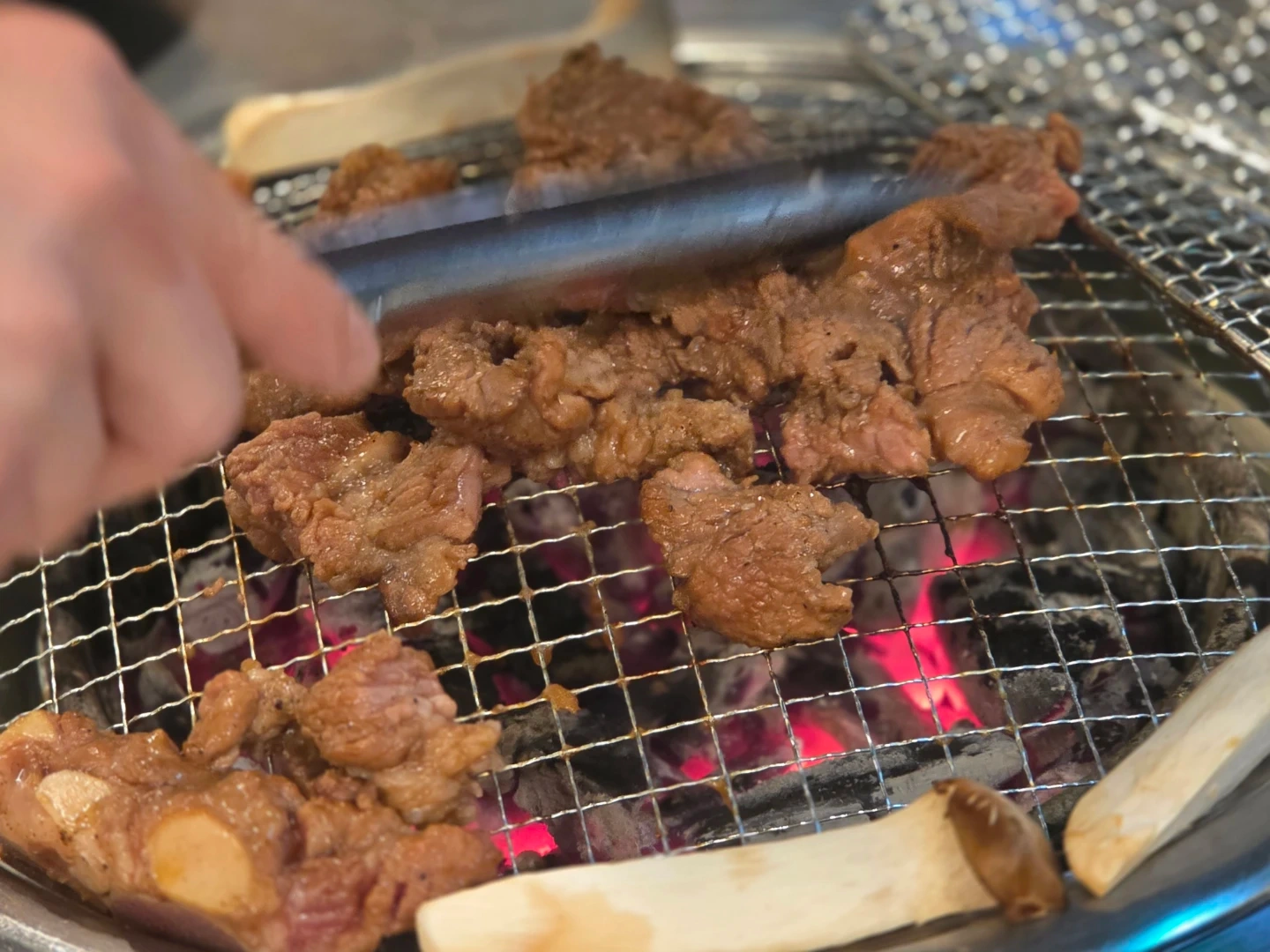 홀 서빙 및 재료 준비 고기 굽기