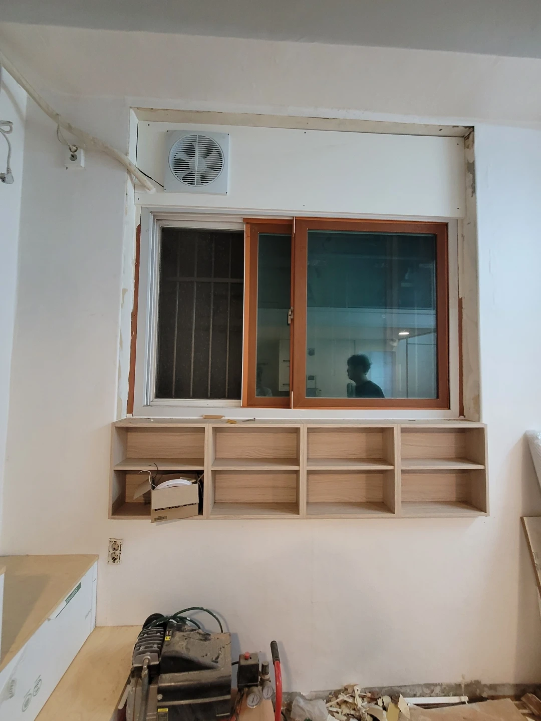 창문 화이트 필름지나 아이보리로 교체할 수 있는 사람?