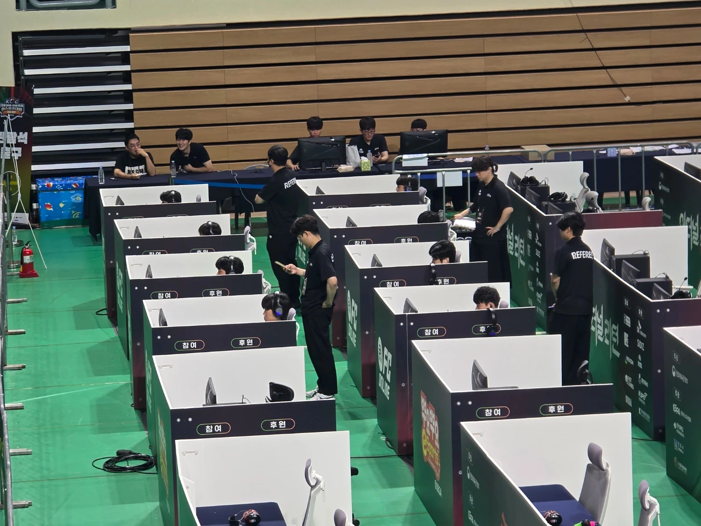 e스포츠행사 테이블 나무가림막 설치