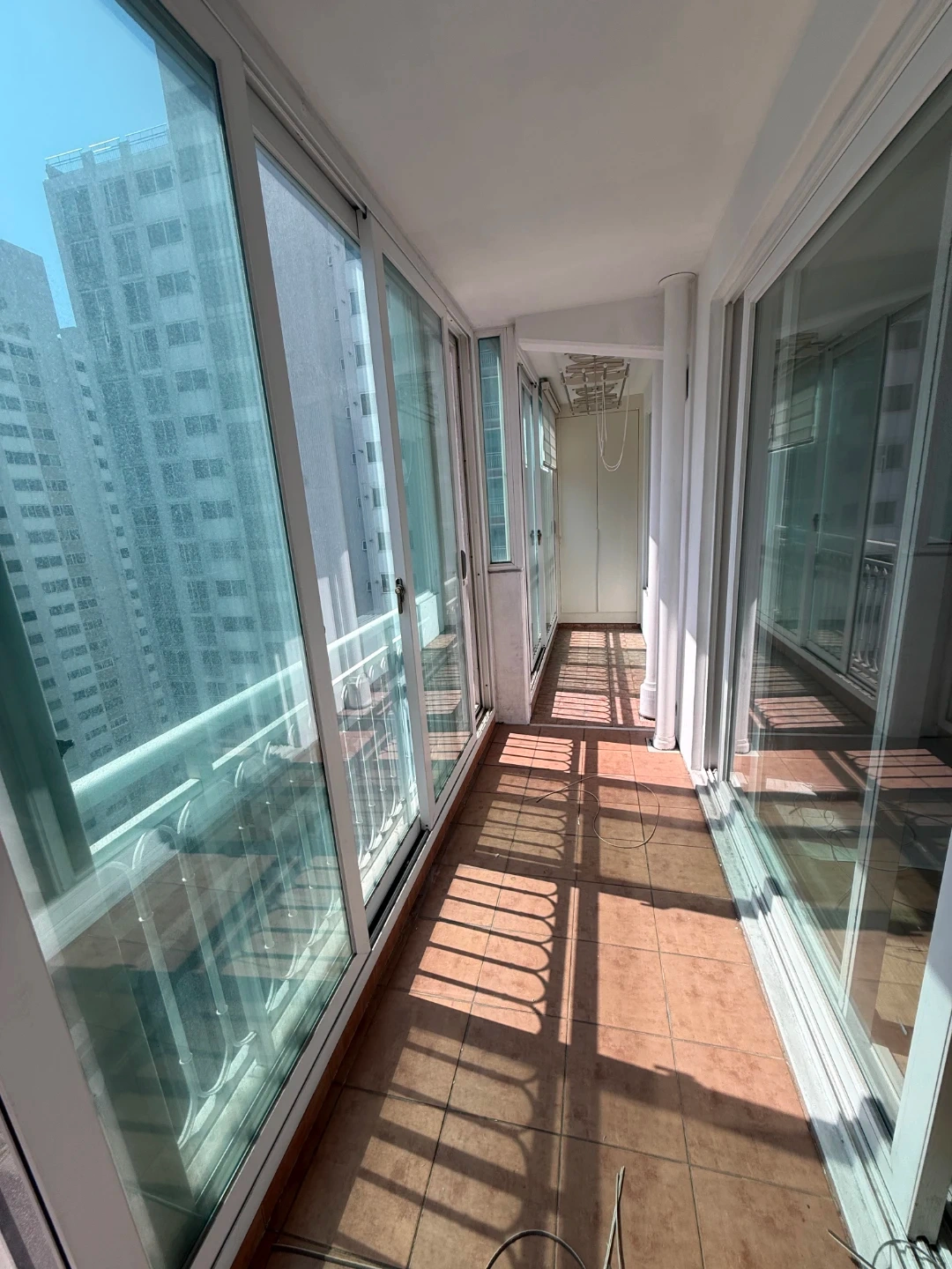 샷시 보조(창빼기+쓰레기정리)