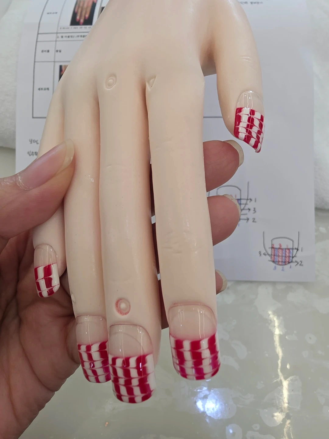 네일 케어 연습할 손모델이 필요해요-!