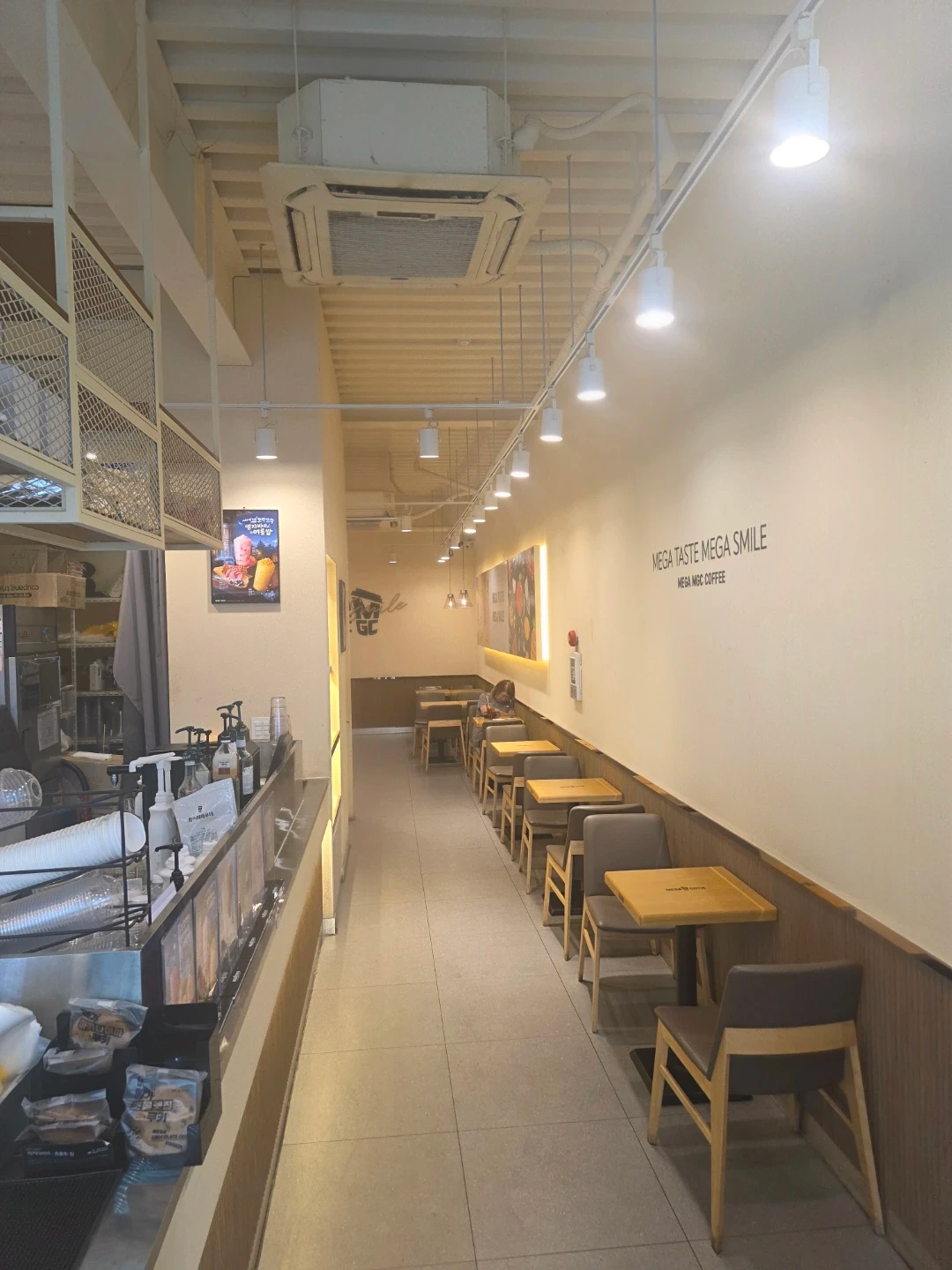 메가커피 송천1가점에서 아르바이트를 모집합니다.