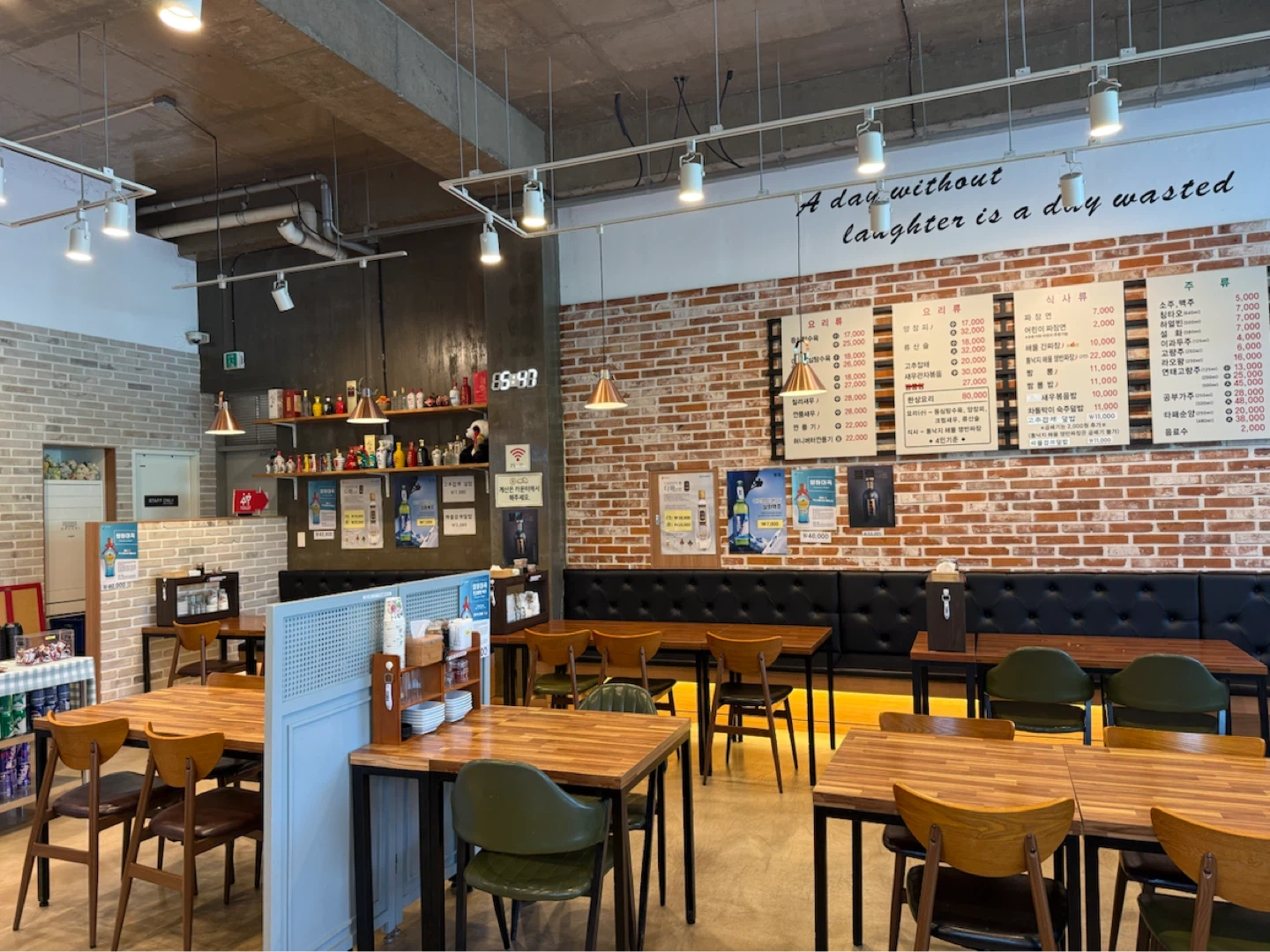 주말 오후 홀서빙