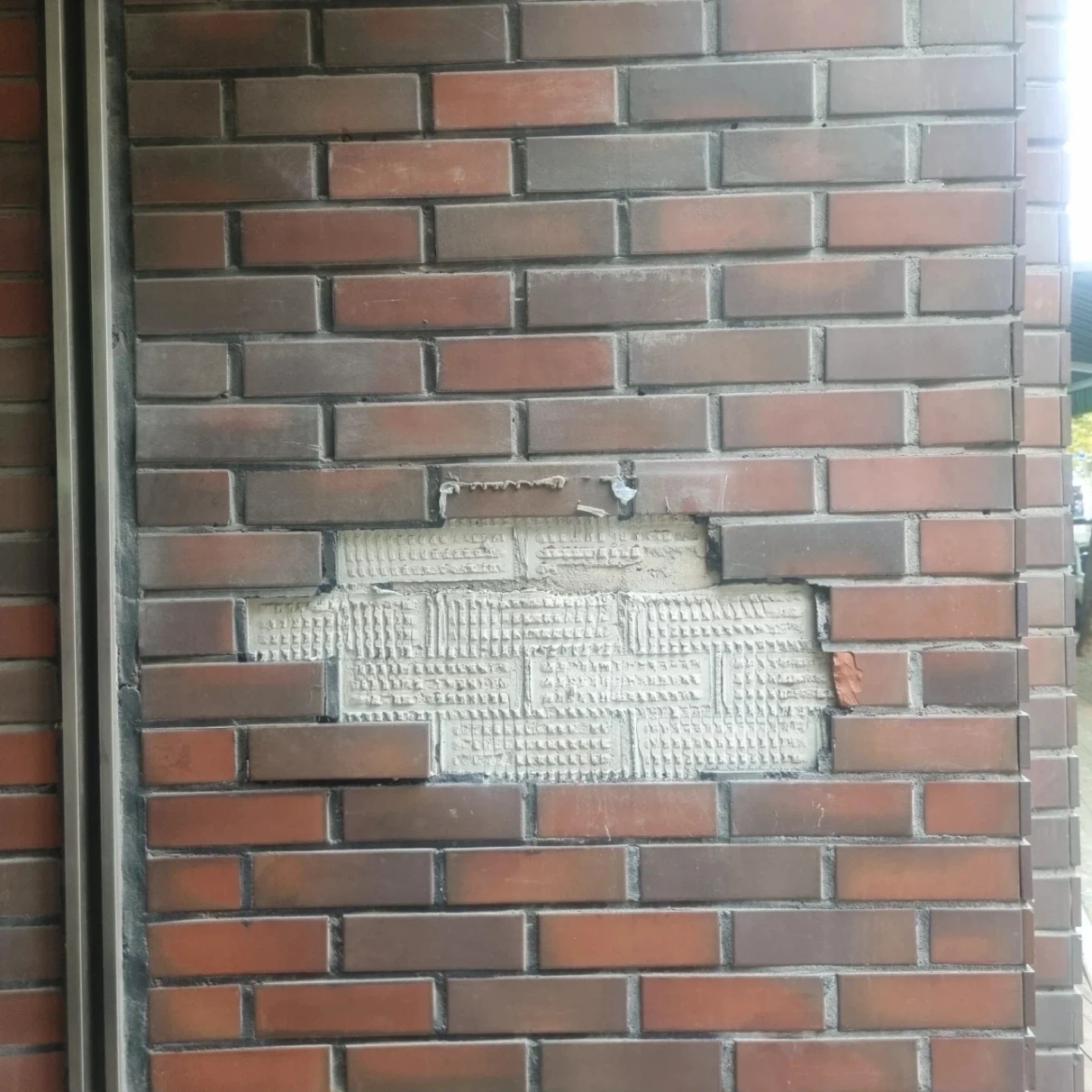 외벽 타일(파벽돌) 1~2장 부착 및 줄눈 마감