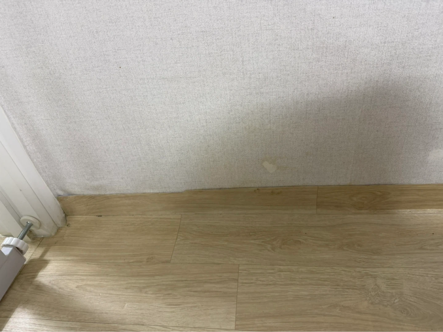 벽지 부분 수리