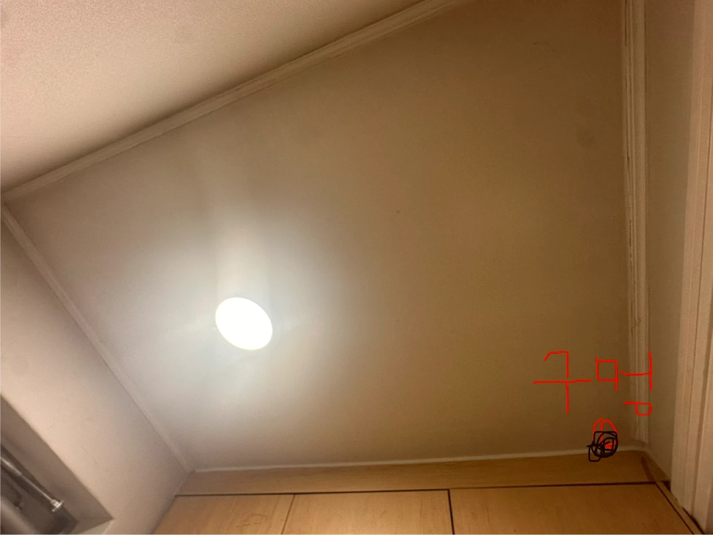 현관 상시센서등에서 선 따서 콘센트 작업 해주실분