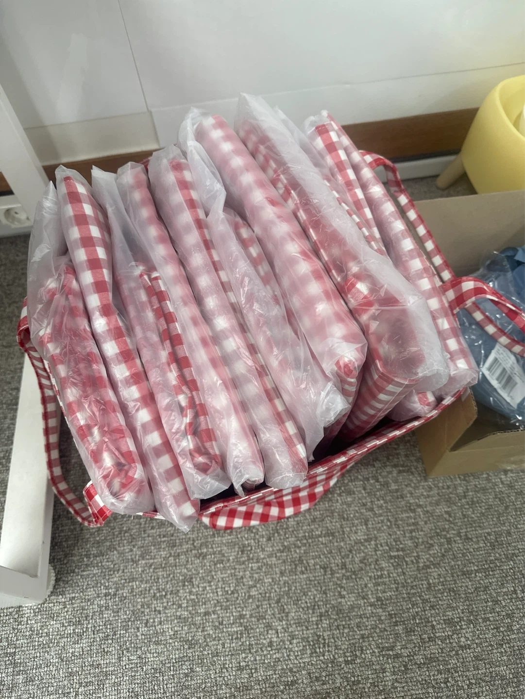 가방 로고 부착하는 알바