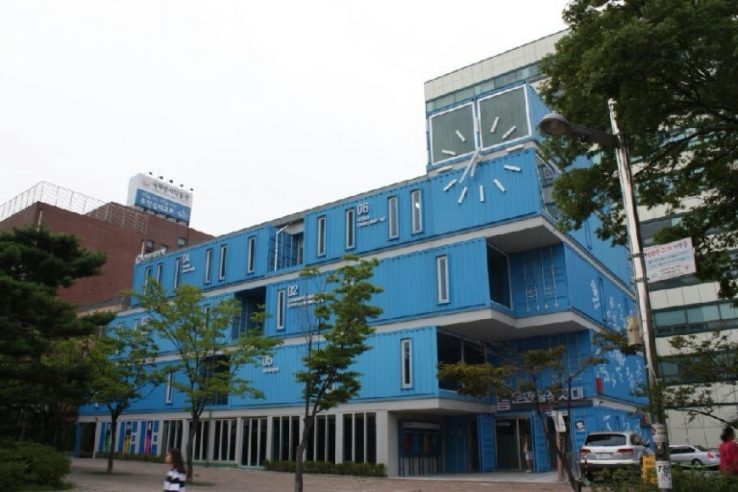 전시대 및 물품 상하차